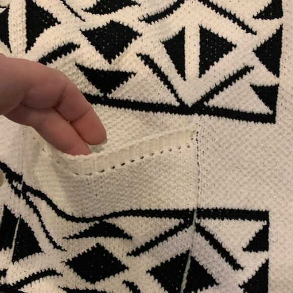 POL Black and White Geometric Cardigan - Picture 4 of 7